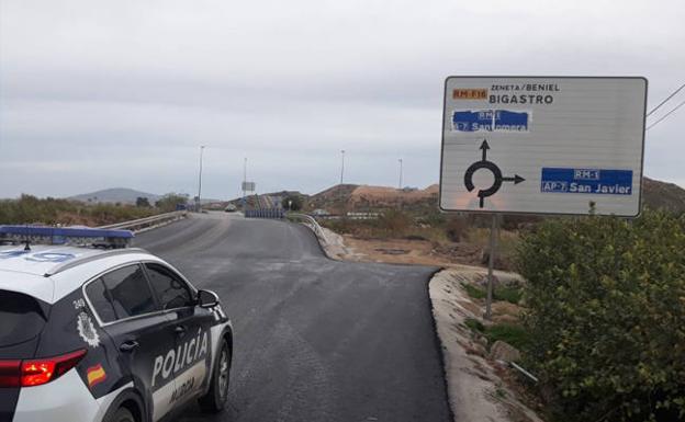 Reabren la carretera entre Los Ramos y Zeneta, tras quedar hundida por la DANA