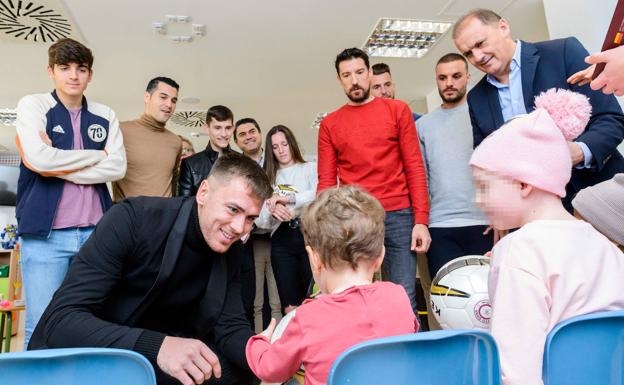 Las estrellas del fútbol regional llevan regalos a los niños ingresados en La Arrixaca