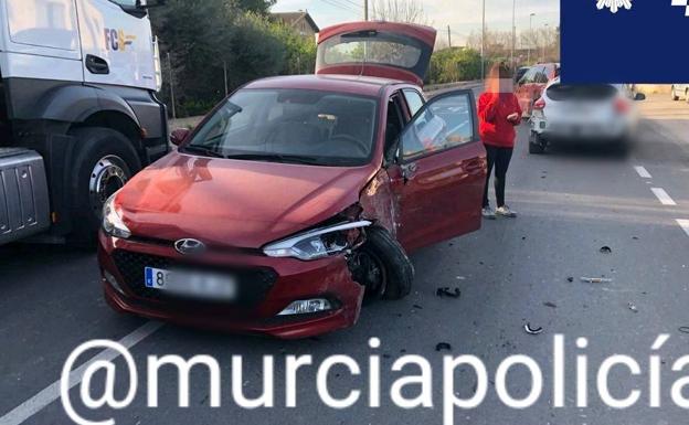 Un camión y tres turismos se ven envueltos en un accidente de tráfico en Los Garres