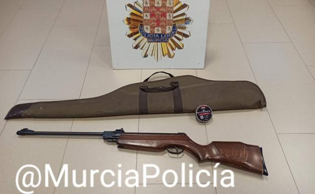 Detenido un conductor en La Alberca por circular ebrio, sin carné y con un arma sin licencia