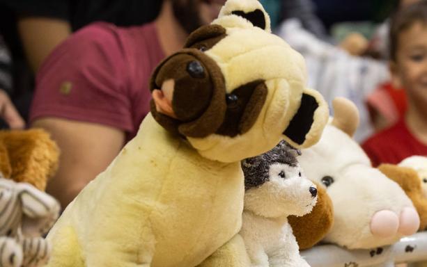 Lluvia de peluches en el Palacio de los Deportes