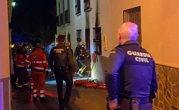 Muere un matrimonio en un incendio en Málaga y su nieta se salva al huir saltando por el balcón