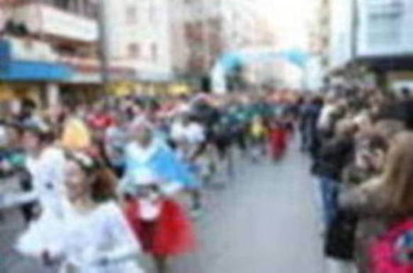 Mucho ambiente y disfraces en la salida de la San Silvestre de Lorca