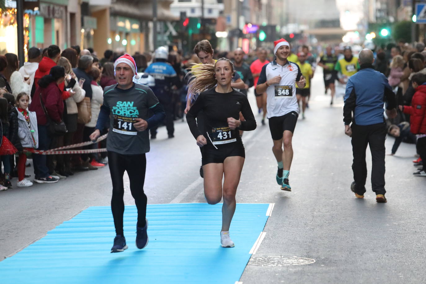 Gran recibimiento en la meta a los corredores de la San Silvestre de Lorca