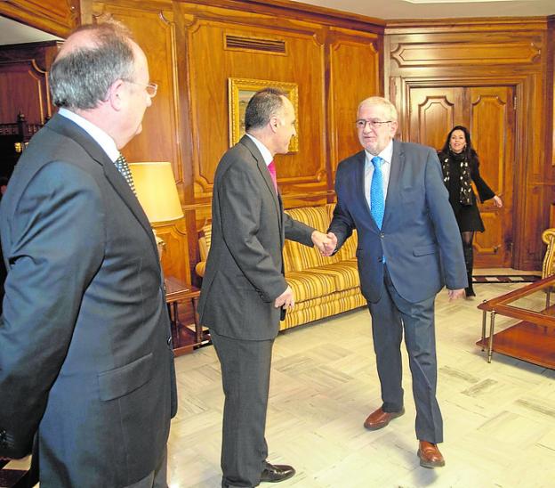 Escenifican el acuerdo para la prórroga de la residencia Alberto Colao