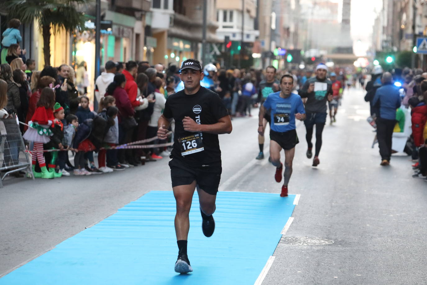 Llegada a meta de los corredores de la San Silvestre de Lorca 2019