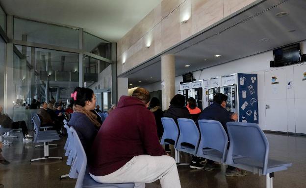 Las primeras gripes y las esperas en centros médicos colapsan Urgencias del Santa Lucía