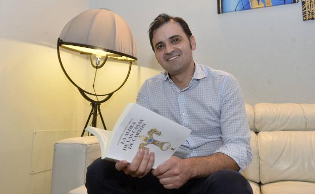 El juez murciano Salvador Calero debuta en la ficción con la novela 'La aldea de las casas de cartón'