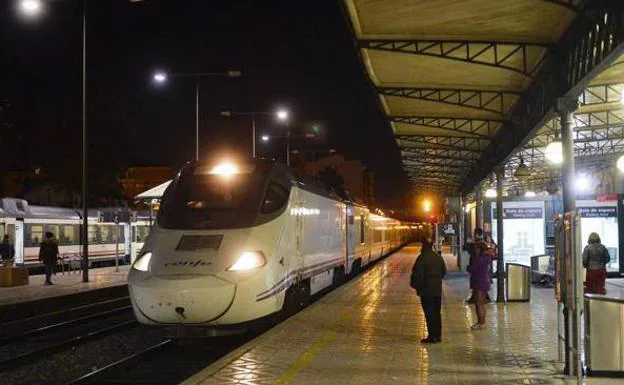 Unos 70 pasajeros del cercanías Murcia-Águilas se niegan a pagar su billete
