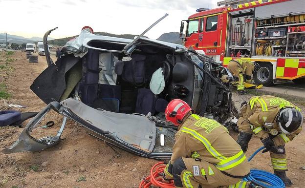 Un conductor resulta herido tras salirse de la vía y volcar su vehículo en Lorca