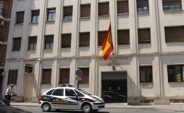 La Policía ayuda a un anciano con alzhéimer a volver a casa tras desorientarse en Murcia
