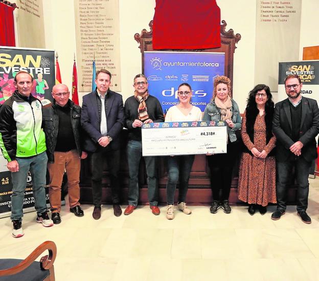 Astrade recibe un cheque de 4.318 euros de la San Silvestre de Lorca