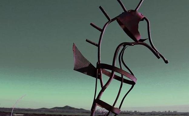 Una muestra reúne en San Pedro la obra de cincuenta artistas sobre el Mar Menor