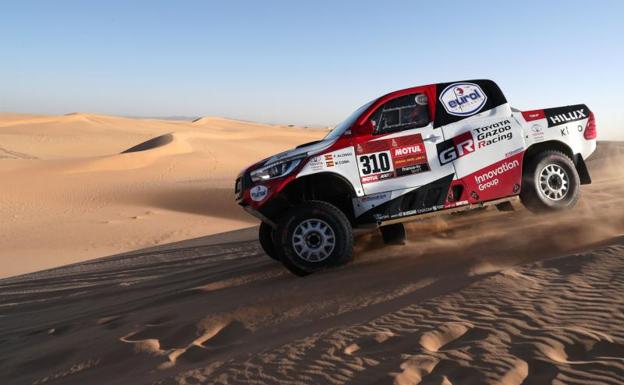 Alonso pisa el podio del Dakar por primera vez