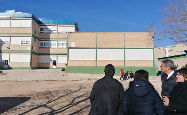 Retiran la cubierta de fibrocemento del colegio Méndez Núñez de Yecla