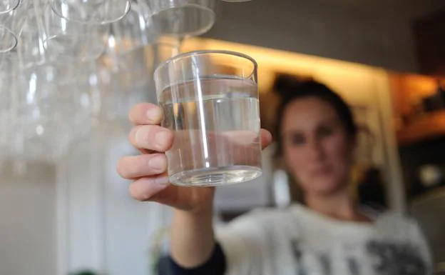 Un químico presente en el agua potable, tras el 5% de los cánceres de vejiga de los europeos