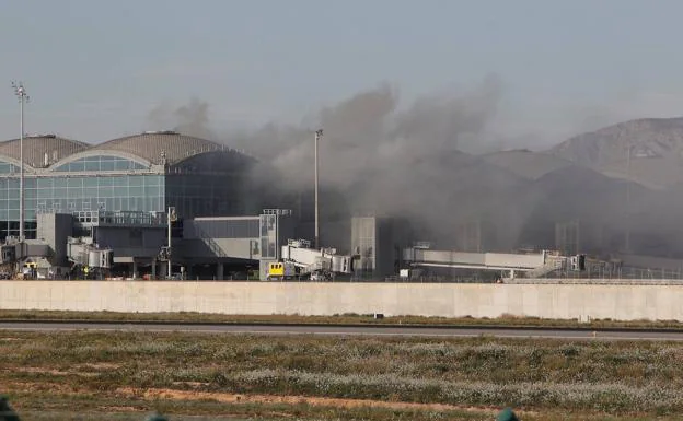 Reabre el aeropuerto de Alicante tras desviar 41 vuelos a Corvera por el incendio