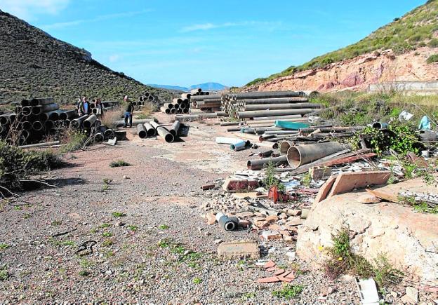 Podemos exige eliminar un 'cementerio' de tubos de amianto en Calblanque