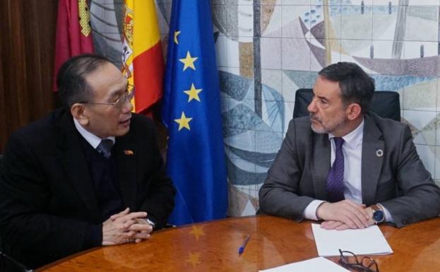 El delegado del Gobierno se reúne con el embajador de Taiwán para promover las exportaciones de productos de la Región