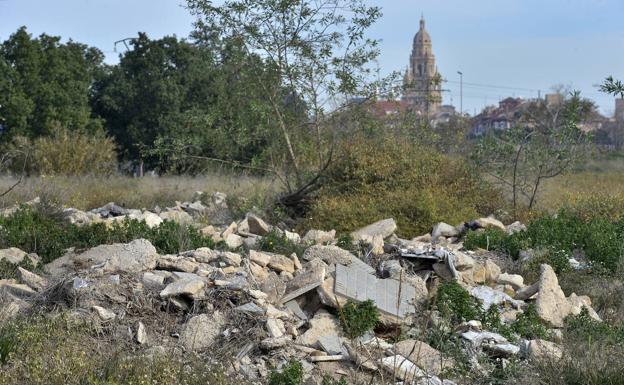 Decenas de escombreras y vertederos ilegales cercan la huerta de Murcia