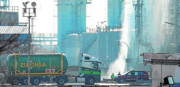 Una empresa murciana 'saca' de la planta accidentada en Tarragona el producto que quedaba almacenado