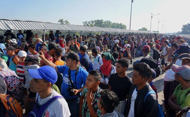 La caravana de inmigrantes centroamericanos intenta entrar a empujones en México