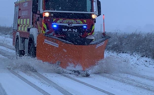 Varios colegios de la Región seguirán cerrados este martes por el temporal de nieve, lluvia y viento