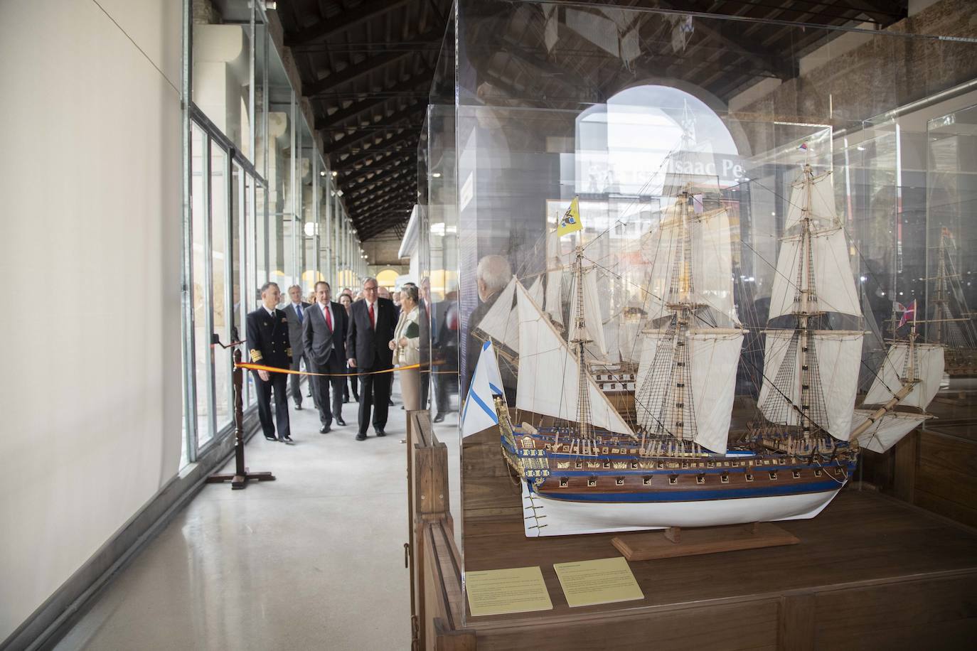 Una flota naval en miniatura atraca en Cartagena