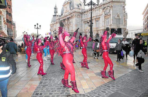 El Carnaval paseará por las calles a 77 grupos festeros e invita a Mister Gay Pride España 2019