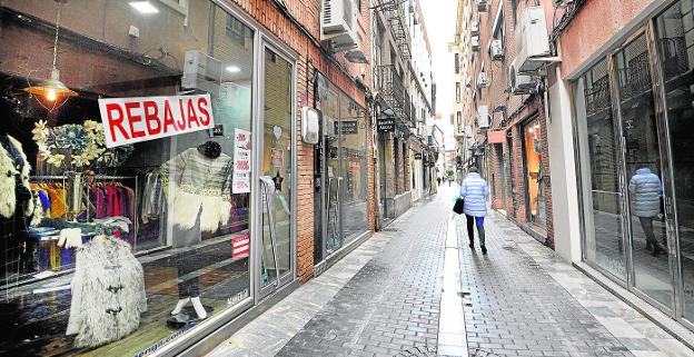 La lluvia asesta un duro golpe a los comercios de Murcia en unas rebajas «catastróficas»