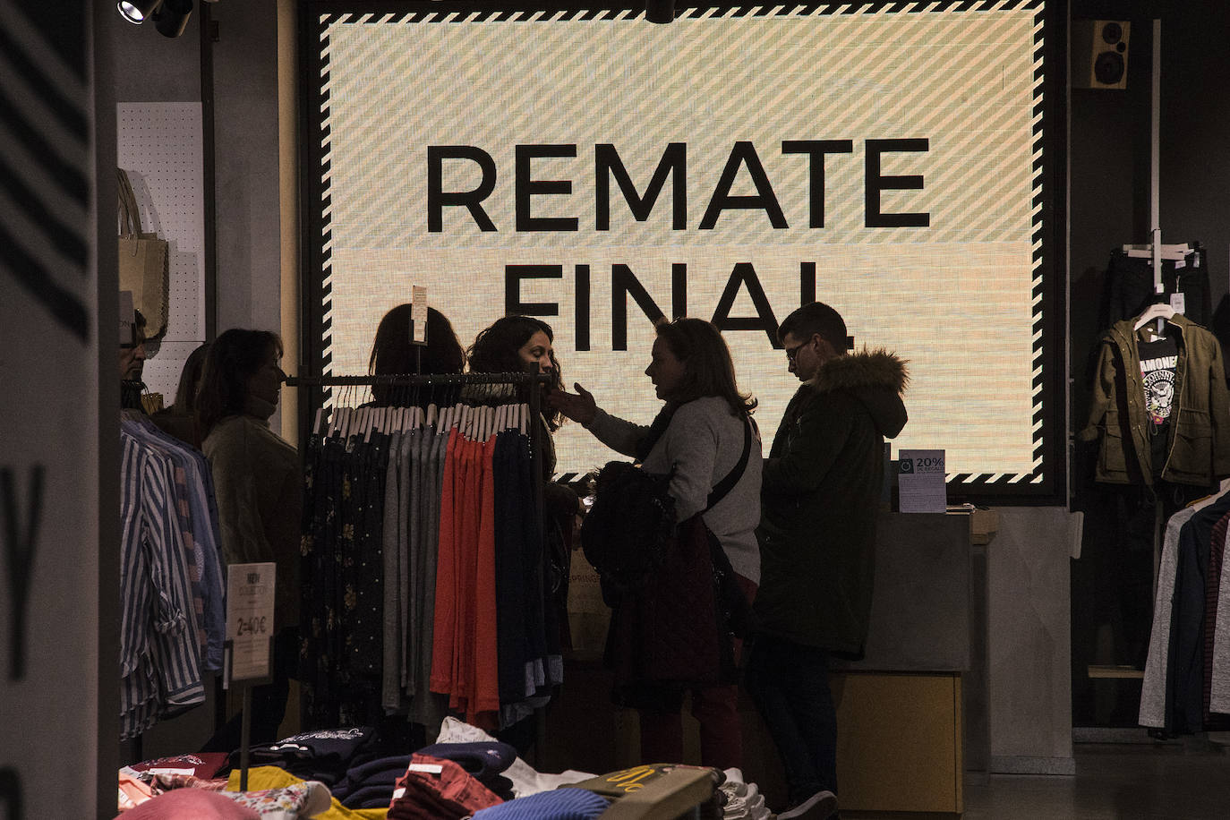 Las borrascas enfrían las rebajas en Cartagena