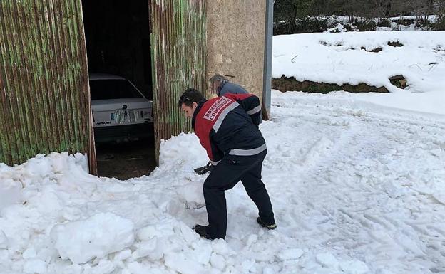 Rescatan en Moratalla a dos personas atrapadas en su vivienda por la nieve