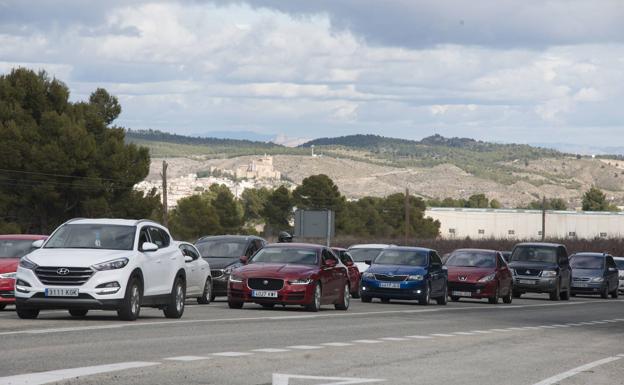 Retenciones en las carreteras por las excursiones para ver la nieve