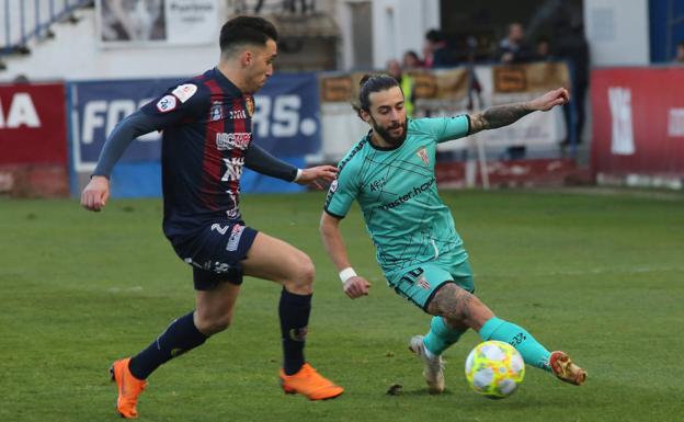 El Yeclano sigue en la cima tras una engañosa goleada al Algeciras