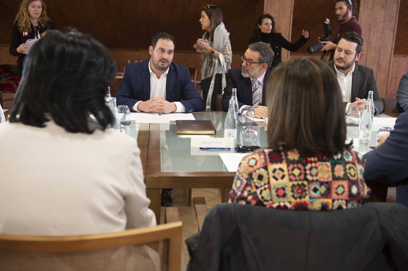 Margarita Robles confirma el contrato de compra de los 24 aviones Pilatus de entrenamiento para la AGA