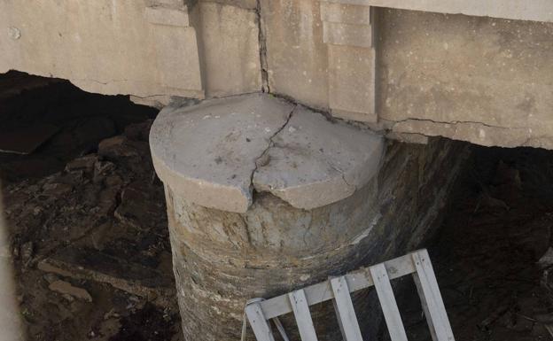 El puente del tren que salva los terrenos de El Hondón sufre desprendimientos y grietas