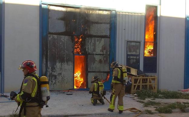 Arde una nave en el polígono industrial de Ceutí