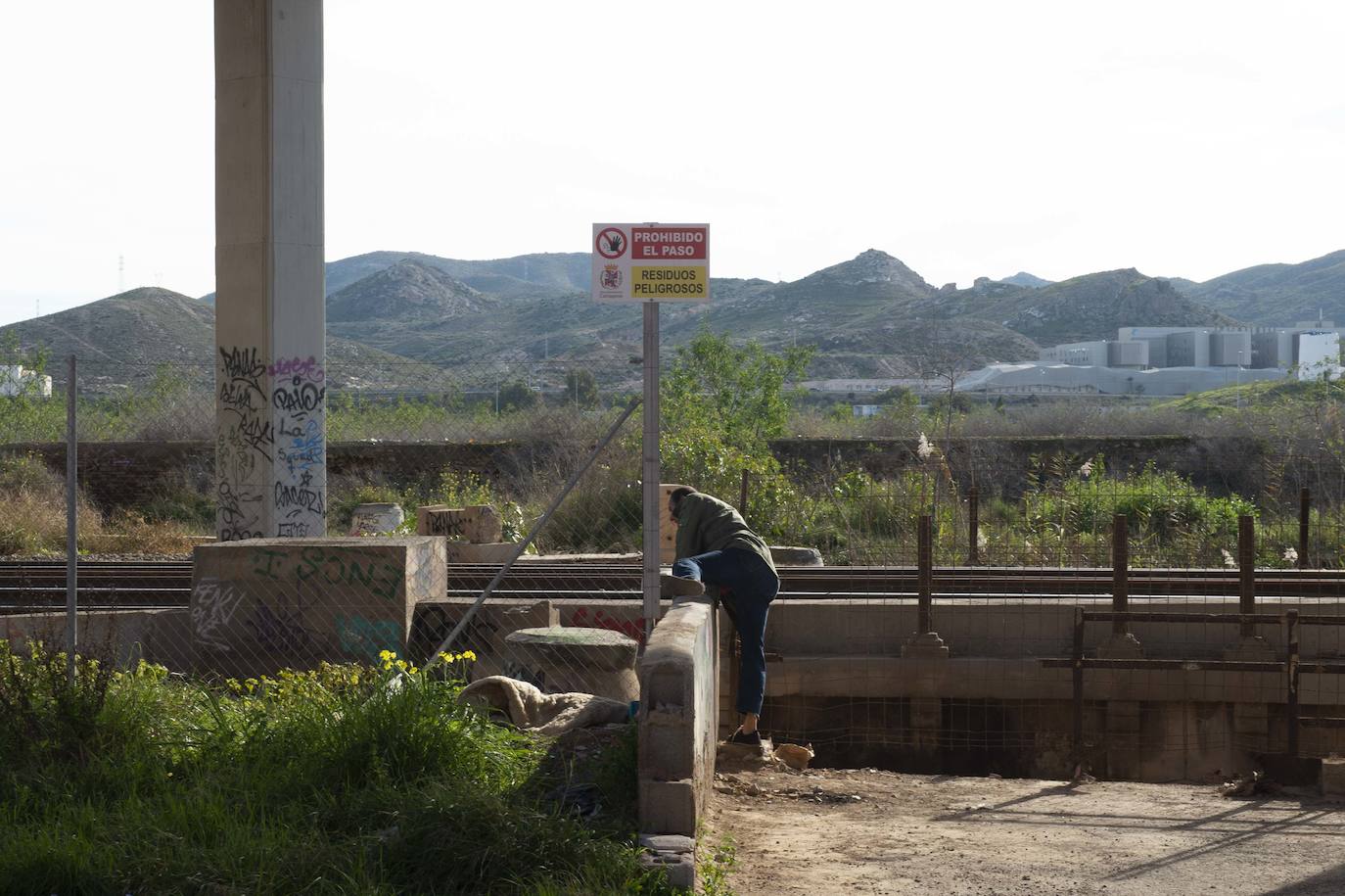 El puente del tren que salva los terrenos de El Hondón sufre desprendimientos y grietas