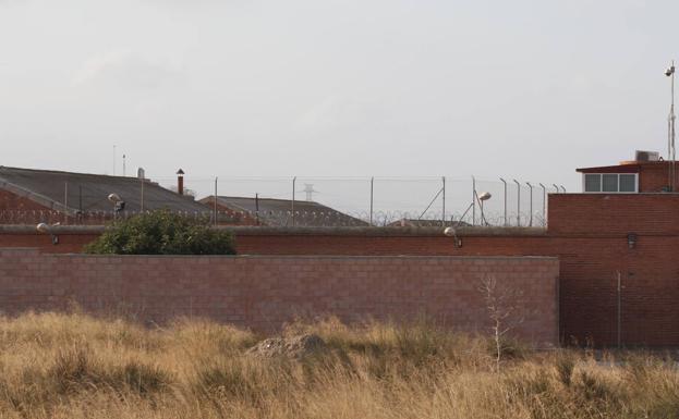 Un preso manda al hospital a un funcionario y golpea a otros tres en la cárcel de Sangonera