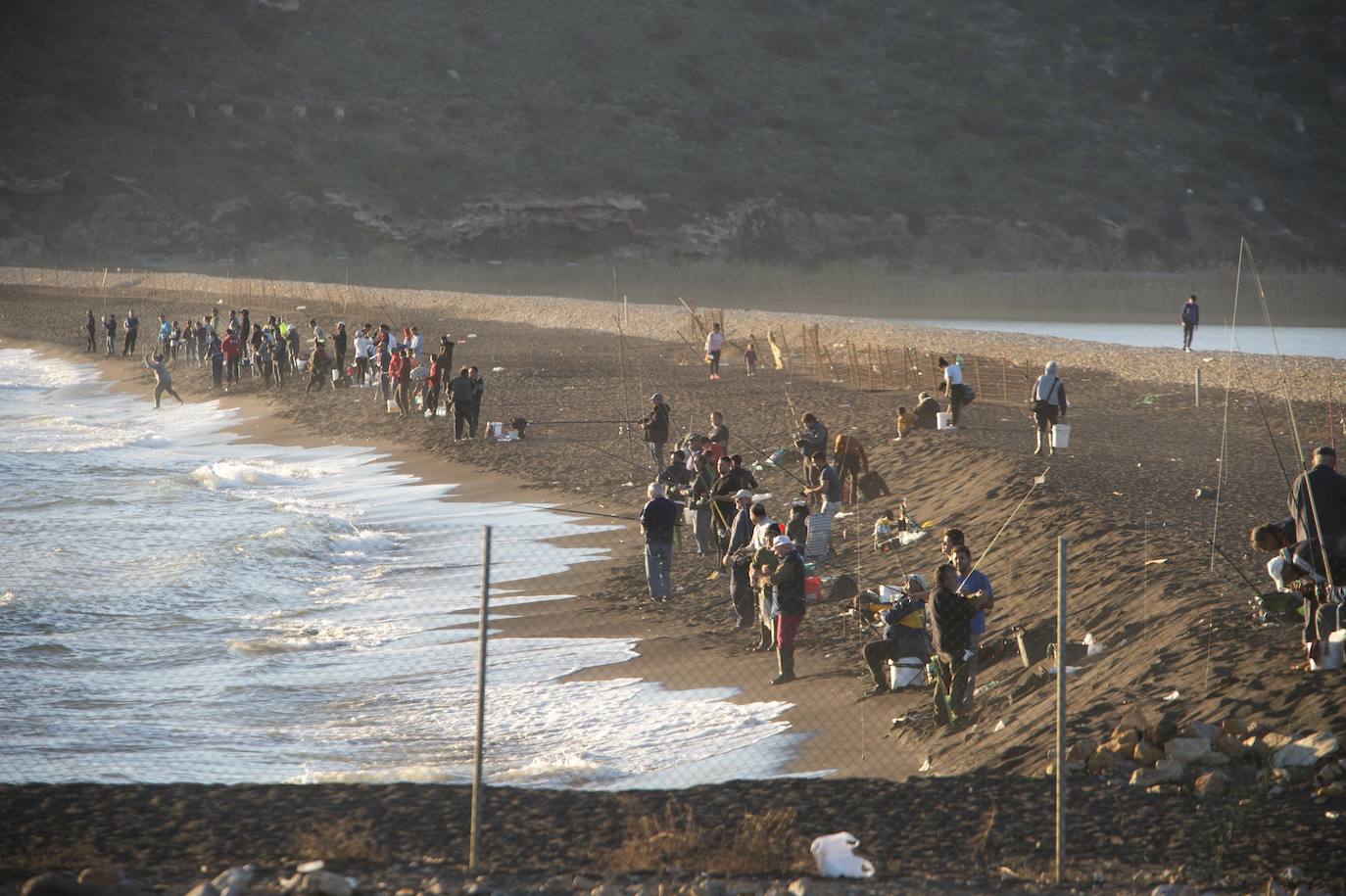 Cientos de pescadores ocupan la costa de Portmán en busca de doradas y lubinas