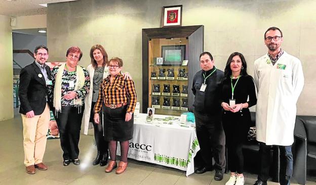 La AECC instala una mesa informativa en el hospital de Molina