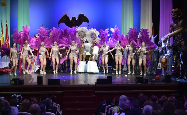 El Romea recrea el Entierro de la Sardina para festejar los 170 años del desfile