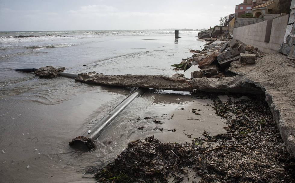 Operación 'draga y pintura' en las playas de la Región