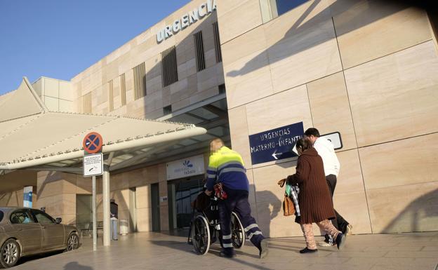 El aluvión de pacientes del fin de semana llena el Santa Lucía