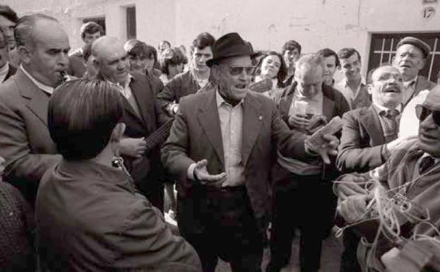 «Íbamos de casa en casa y, al trovar, nos daban tortas y comida»