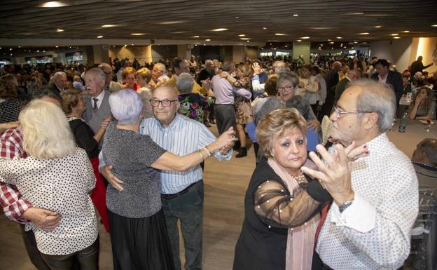 Más de 450 mayores celebran en Molinos Marfagones San Valentín con una comida