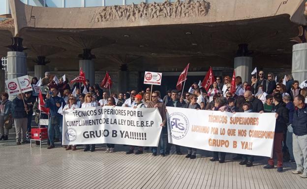 Los técnicos superiores reclaman su adscripción en el Grupo B frente a la Asamblea