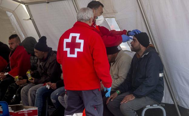 Llega a Cartagena una patera con 14 inmigrantes, dos de ellos menores