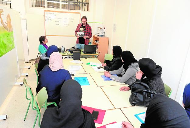 Las mujeres marroquíes rompen la barrera del idioma en Lorca