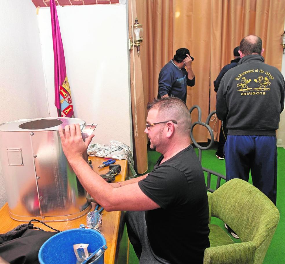 Veinte años de chirigotas con Santa Lucía en pos del triunfo